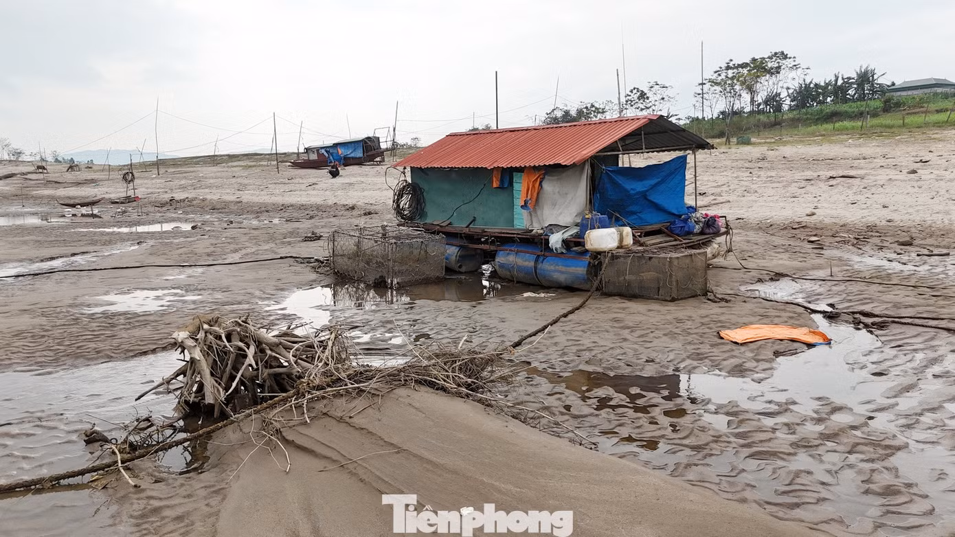 Hiện tượng hoạt động khai thác cát trái phép và xói mòn đất ven sông đã làm giảm độ sâu của sông cũng làm gia tăng tình trạng khô cạn.