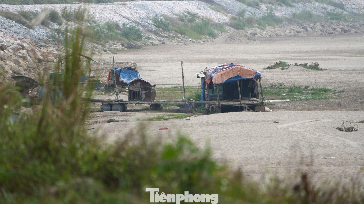 Du lịch và kinh tế tại các địa phương khu vực ven sông Hồng đang bị ảnh hưởng tiêu cực khi lượng nước dòng sông giảm sâu.