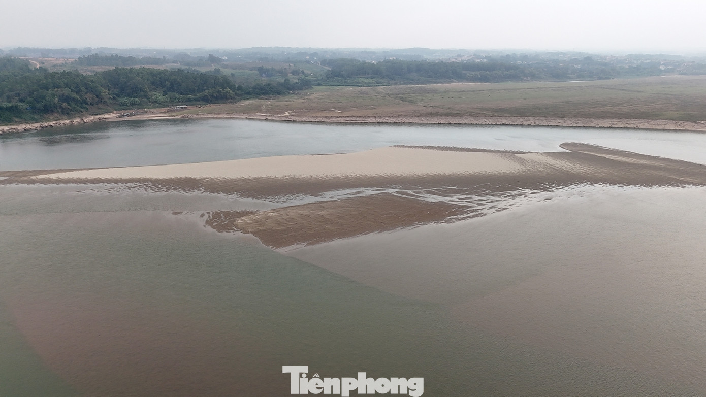 Mực nước dưới lòng sông giảm sâu, lòng sông bị thu hẹp khi xuất hiện nhiều bãi cát bồi rộng lớn giữa lòng sông Hồng.
