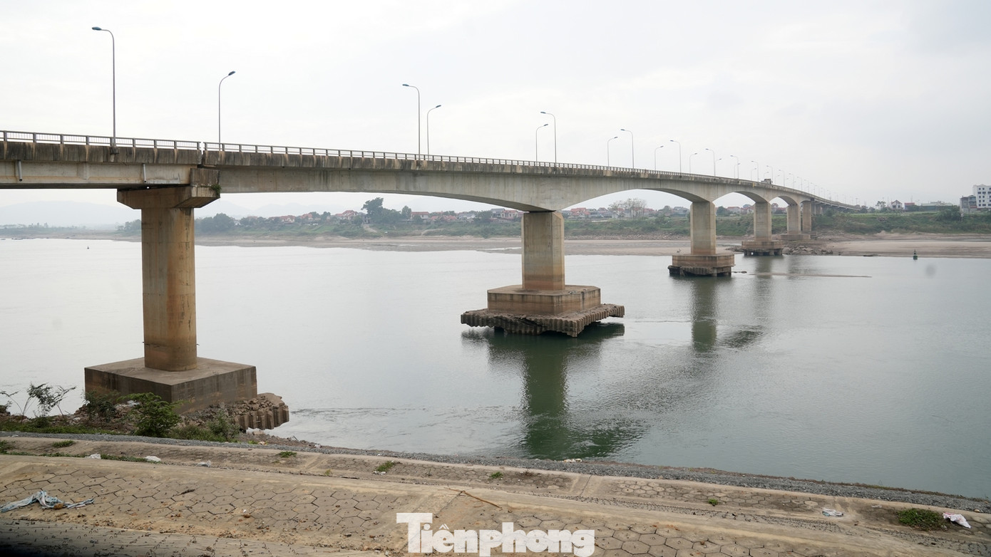 Nước sông Hồng đang trong tình trạng cạn trơ đáy, lộ cả móng cầu Văn Lang nối huyện Ba Vì (thành phố Hà Nội) và thành phố Việt Trì (Phú Thọ).