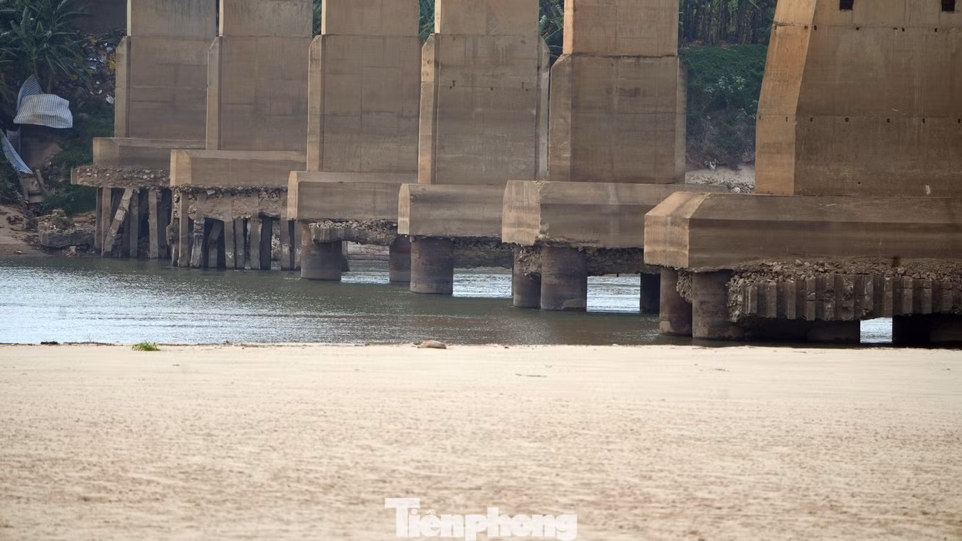 Mố trụ cầu gần đường dẫn phía địa phận phường Thọ Sơn, thành phố Việt Trì (tỉnh Phú Thọ).