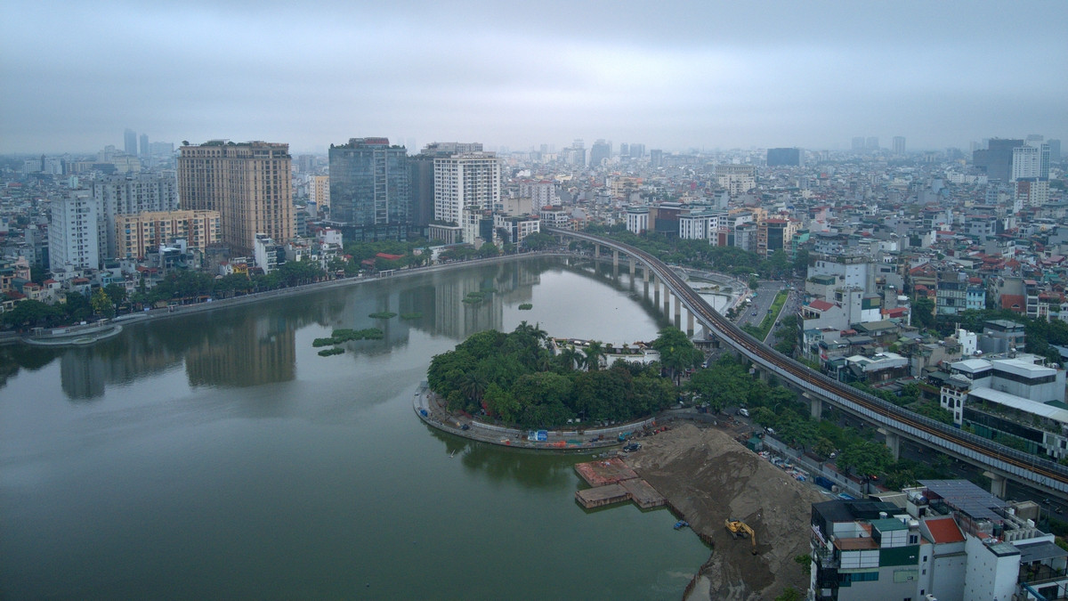 Đầu năm 2025, Sở Tài Nguyên và Môi trường Hà Nội (nay là Sở Nông nghiệp &amp; Môi trường) ban hành hướng dẫn UBND quận Đống Đa thực hiện dự án trên. Để triển khai dự án, ngày 13/6/2025, UBND quận Đống Đa đã ban hành Thông báo số 389/TB-UBND, về việc thu hồi đất thực hiện dự án Cải tạo đồng bộ kỹ thuật, cảnh quan đô thị hồ Đống Đa gửi đến doanh nghiệp đang thuê và các cơ quan chức năng chuẩn bị bàn giao mặt bằng theo quy định pháp luật.