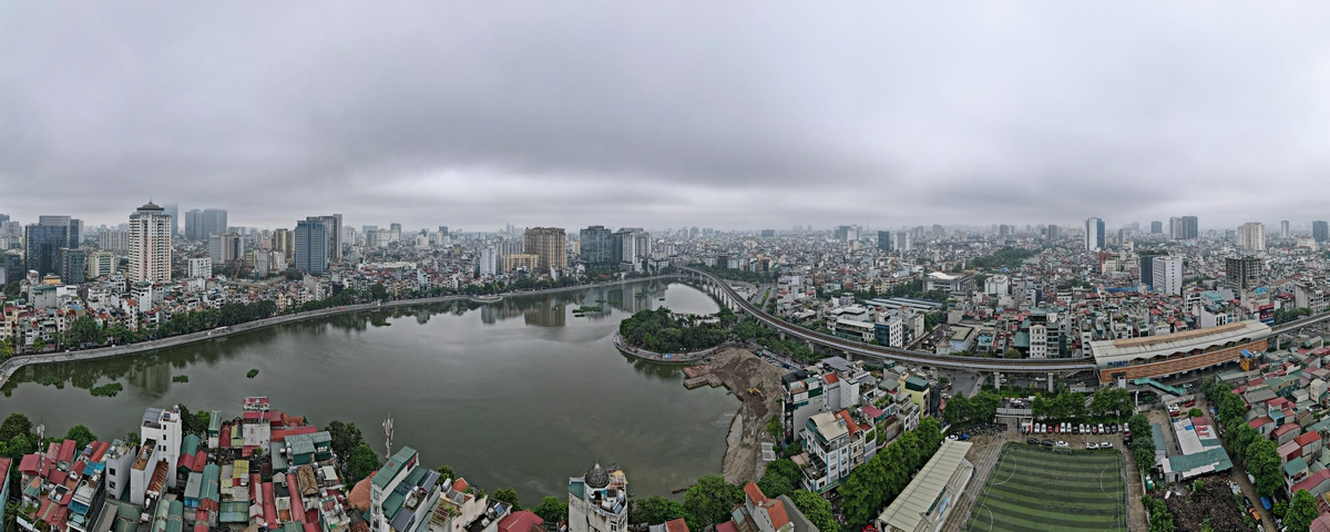 Hồ Đống Đa rộng khoảng 12,5 ha, chiều dài kè hồ 1.900 m. Phía đông và đông nam là tuyến phố Hoàng Cầu nối từ đường Láng đến Đê La Thành, chạy vòng quanh hồ là tuyến phố Đặng Tiến Đông - Mai Anh Tuấn.