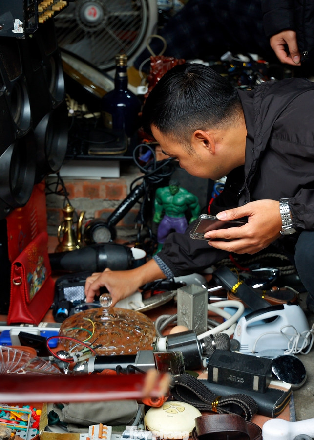 Diện tích chợ không quá lớn, nhưng lại đa dạng về mặt hàng bày bán. Những gian hàng san sát nhau, ngổn ngang đủ loại sản phẩm từ đồ điện tử, quần áo, đồng hồ, đồ gia dụng đến những món đồ trang sức, phụ kiện... Sự đa dạng ấy tạo nên một không gian giao thoa giữa cũ và mới, giữa quá khứ và hiện tại.