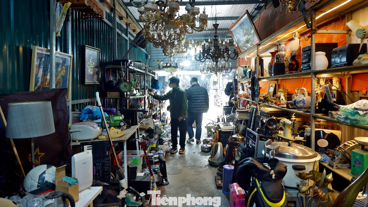 Không ít người tìm được những món đồ gia dụng cũ nhưng vẫn hoạt động tốt như nồi cơm điện, bếp gas, quạt điện, tủ lạnh nhỏ... với giá chỉ bằng một nửa hoặc thậm chí thấp hơn so với đồ mới. Đây là lựa chọn lý tưởng cho những người có thu nhập trung bình hoặc sinh viên, công nhân lao động xa quê.