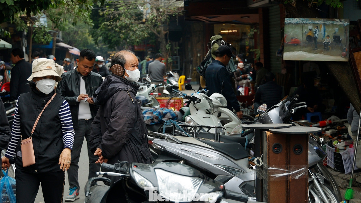 Đặc biệt, khu vực đồ điện tử cũ thu hút rất nhiều khách hàng là nam giới. Những chiếc máy ảnh phim, loa đài, điện thoại cổ, hay thậm chí là những chiếc máy chơi game cũ kỹ, tất cả đều gợi nhớ về một thời đã qua. Người mua không chỉ tìm kiếm công năng sử dụng mà còn là cảm giác hoài niệm, sự tò mò về những món đồ mang dấu ấn thời gian.