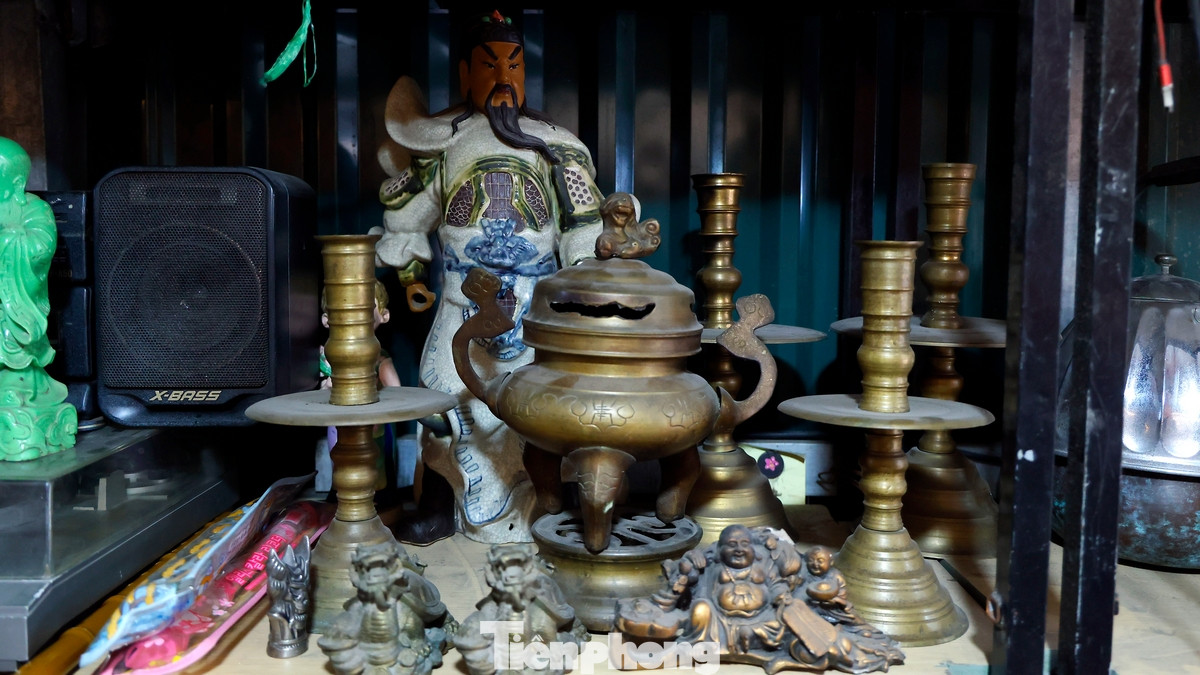 Chợ đồ cũ Vạn Phúc toạ lạc tại phường Vạn Phúc, quận Hà Đông, Hà Nội. Nơi đây vốn nổi tiếng với làng nghề dệt lụa truyền thống, nhưng trong vài năm trở lại đây, chợ đồ cũ đã trở thành điểm đến lý tưởng cho những ai yêu thích săn tìm những món đồ độc lạ, mang đậm dấu ấn thời gian.