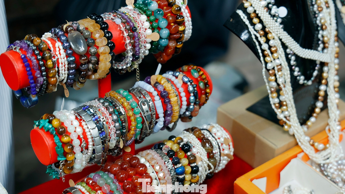 Tiếng người rao bán, tiếng mặc cả, tiếng cười nói hòa lẫn vào nhau tạo nên một bức tranh sống động của khu chợ. Những gian hàng chất đầy quần áo đủ kiểu dáng, từ áo khoác, áo len mùa đông đến những bộ đồ vintage độc đáo, tất cả đều được treo kín trên giá hoặc bày ngổn ngang trên mặt đất.