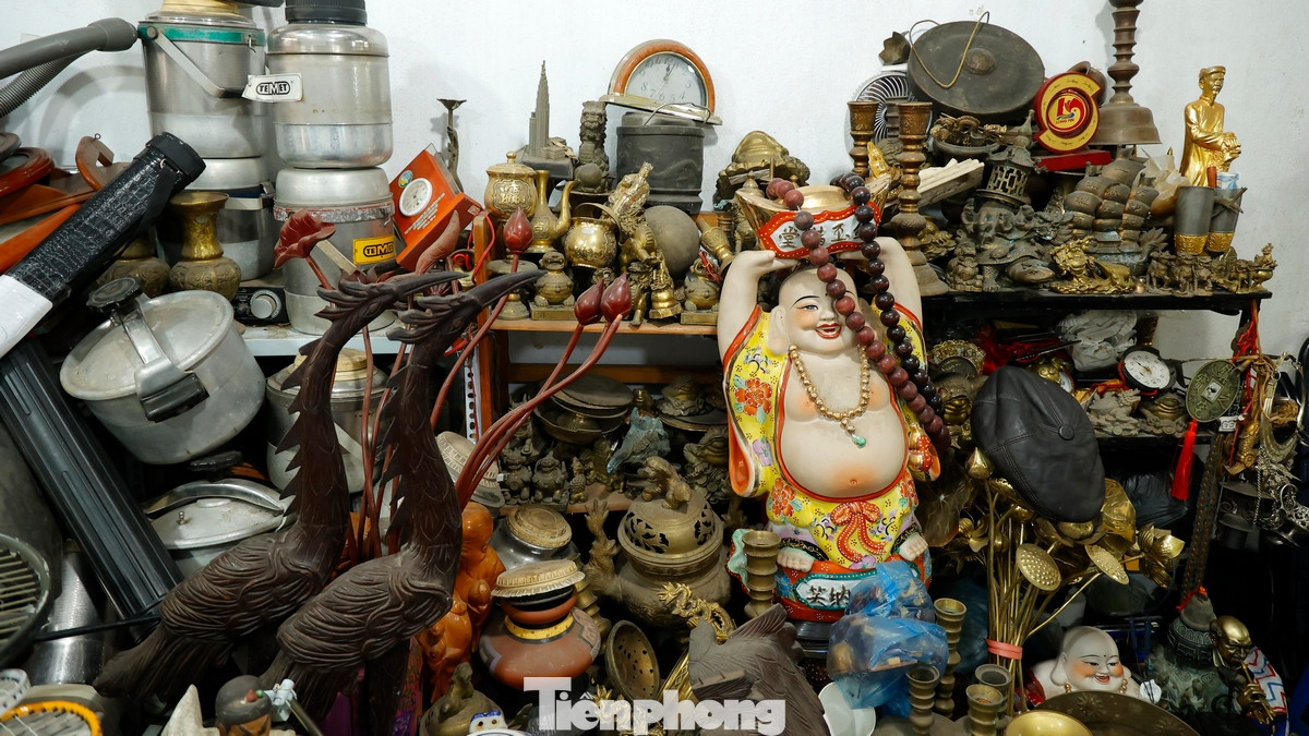 Chợ đồ cũ Vạn Phúc toạ lạc tại phường Vạn Phúc, quận Hà Đông, Hà Nội. Nơi đây vốn nổi tiếng với làng nghề dệt lụa truyền thống, nhưng trong vài năm trở lại đây, chợ đồ cũ đã trở thành điểm đến lý tưởng cho những ai yêu thích săn tìm những món đồ độc lạ, mang đậm dấu ấn thời gian.