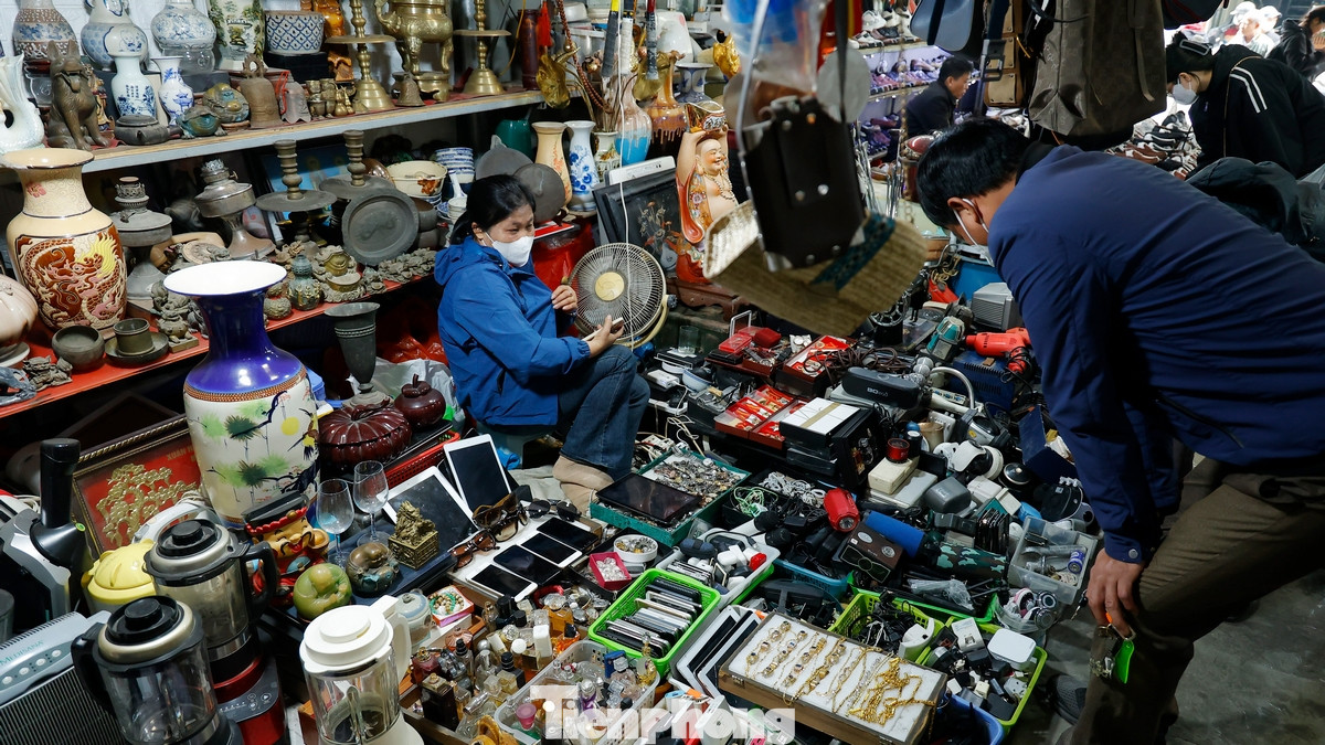 Không gian chợ Đồ cũ Vạn Phúc - nơi giao thoa giữa quá khứ và hiện tại.