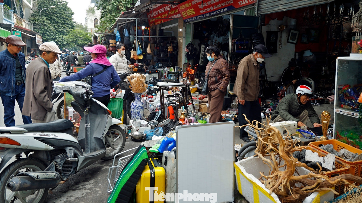 Nằm giữa làng lụa Vạn Phúc nổi tiếng, khu chợ này không chỉ là điểm đến của những người mê sưu tầm đồ cổ mà còn thu hút hàng ngàn lượt khách tìm kiếm những món đồ "cũ người mới ta" với giá cả phải chăng.