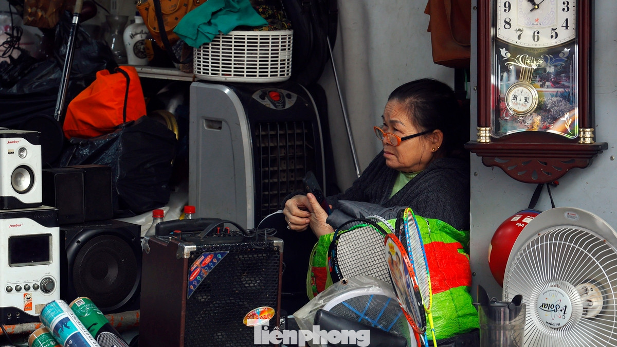 Đặc biệt, khu vực đồ điện tử cũ thu hút rất nhiều khách hàng là nam giới. Những chiếc máy ảnh phim, loa đài, điện thoại cổ, hay thậm chí là những chiếc máy chơi game cũ kỹ, tất cả đều gợi nhớ về một thời đã qua. Người mua không chỉ tìm kiếm công năng sử dụng mà còn là cảm giác hoài niệm, sự tò mò về những món đồ mang dấu ấn thời gian.