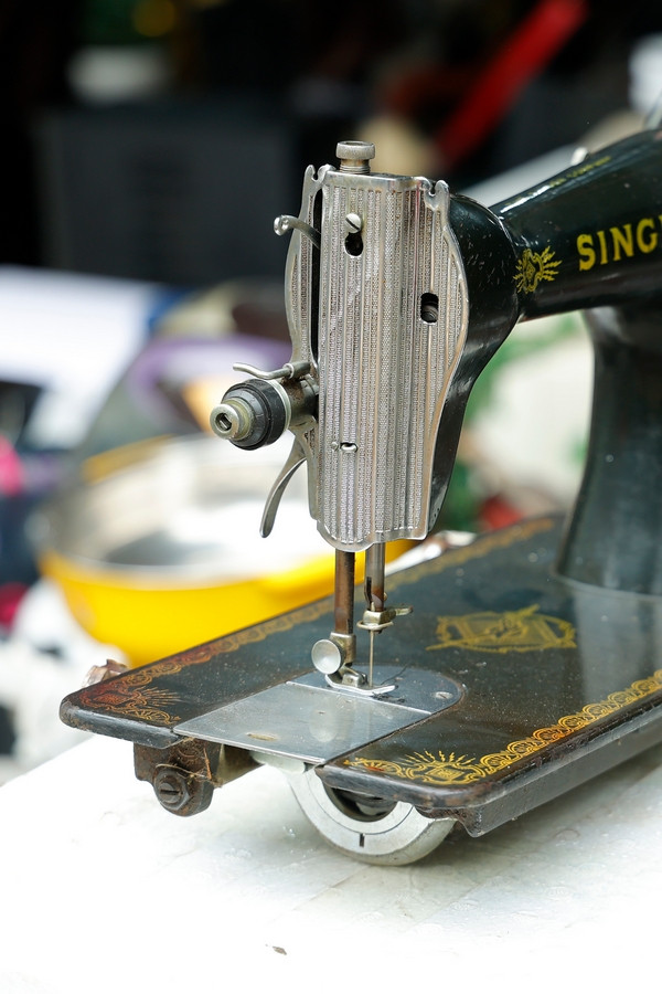 Một chiếc máy khâu được bày bán tại một gian hàng trong chợ đồ cũ Vạn Phúc. Trước kia, một chiếc máy khâu như thế này có thể tương đương một gia tài của hộ gia đình có điều kiện.