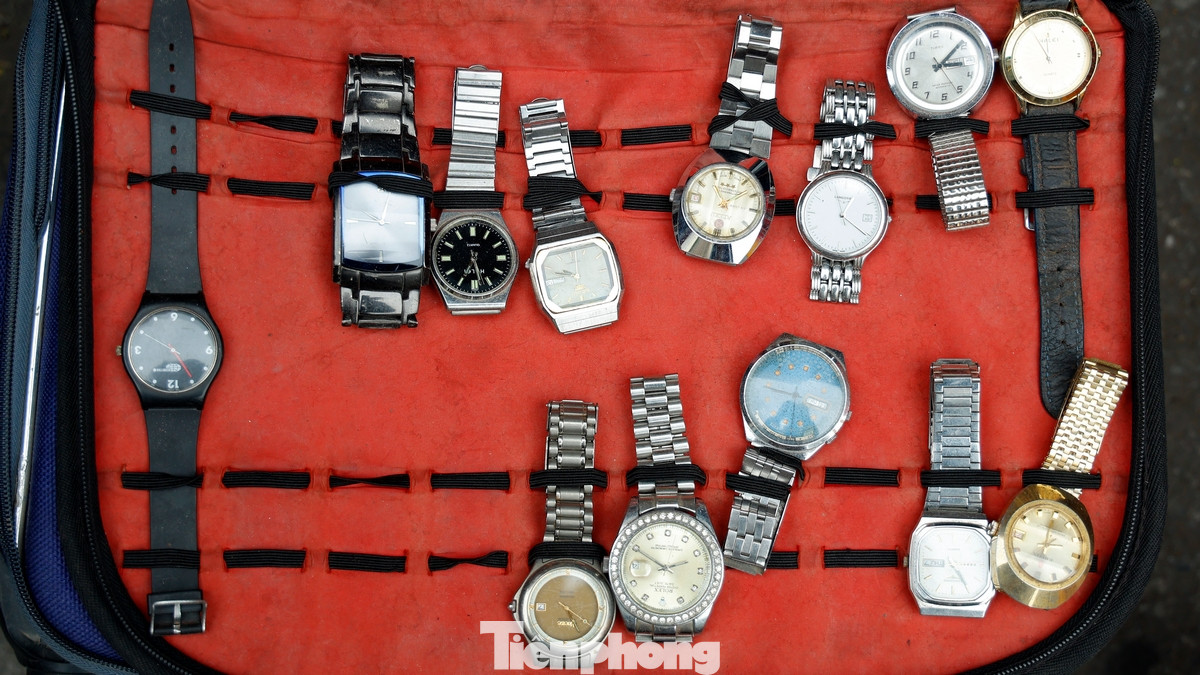 Tiếng người rao bán, tiếng mặc cả, tiếng cười nói hòa lẫn vào nhau tạo nên một bức tranh sống động của khu chợ. Những gian hàng chất đầy quần áo đủ kiểu dáng, từ áo khoác, áo len mùa đông đến những bộ đồ vintage độc đáo, tất cả đều được treo kín trên giá hoặc bày ngổn ngang trên mặt đất.