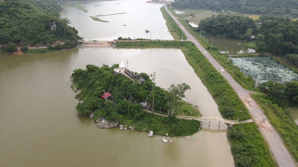Hồ Tuy Lai còn có nhiều điểm mang tính chất văn hóa tâm linh truyền thống của người dân địa phương.