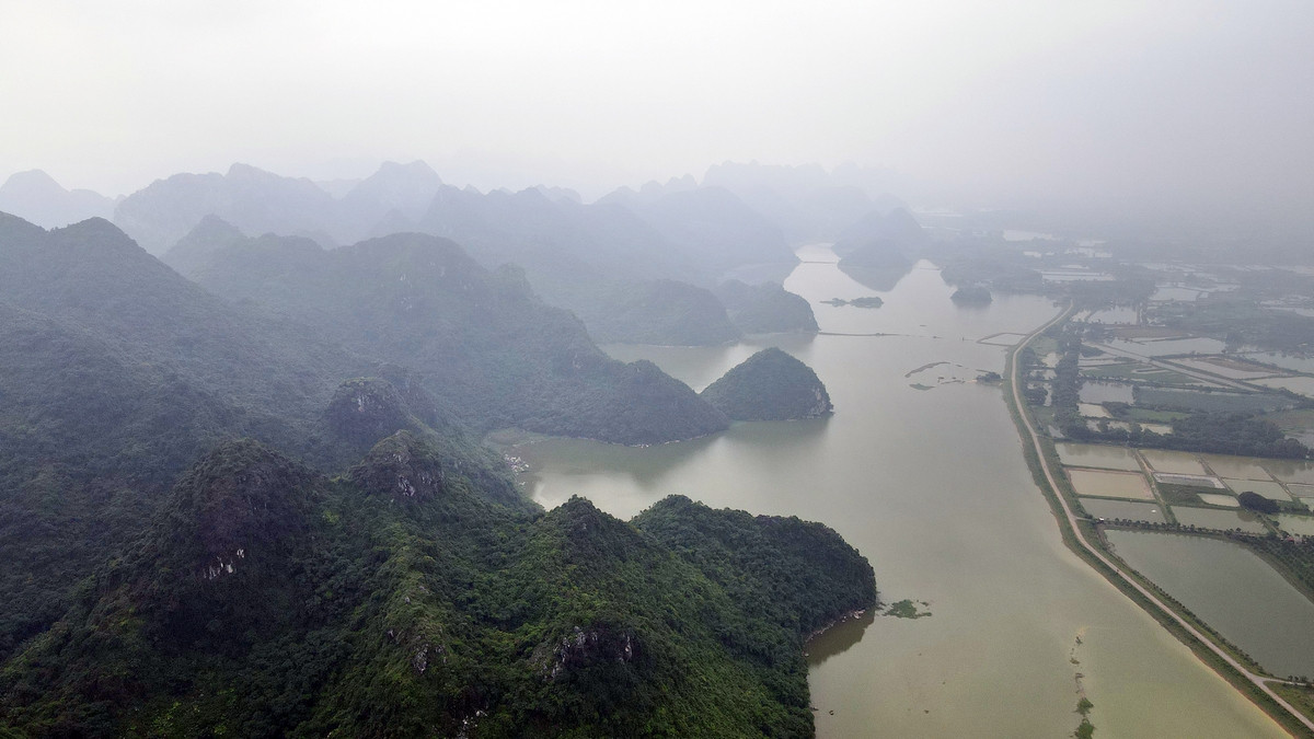 Được biết, lân cận khu vực hồ Tuy Lai là 10 di tích lịch sử văn hóa gồm đền chùa mang không gian an nhiên và thanh tịnh cho du khách.