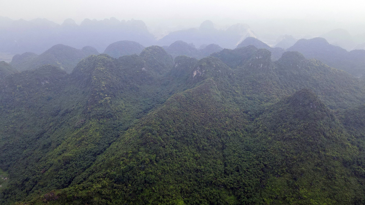 Những dải núi đá vôi trùng điệp nằm trên mặt hồ rộng lớn, bóng phản chiếu dưới làn nước trong vắt. Xen lẫn giữa các núi đá và hồ là những thung lũng nhỏ bằng phẳng. Đây là địa điểm lý tưởng để dựng lều, cắm trại.