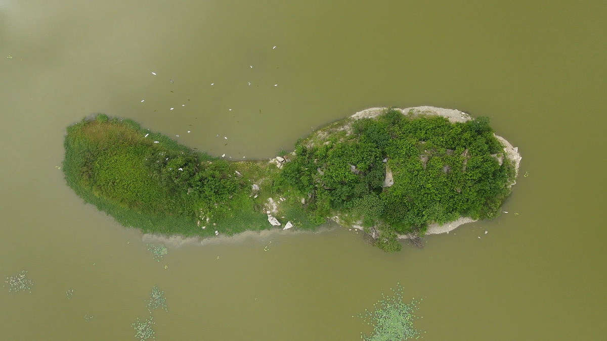 Mặt hồ phẳng lặng, in bóng núi đồi, tạo nên khung cảnh tuyệt đẹp, đặc biệt vào những ngày nắng đẹp.