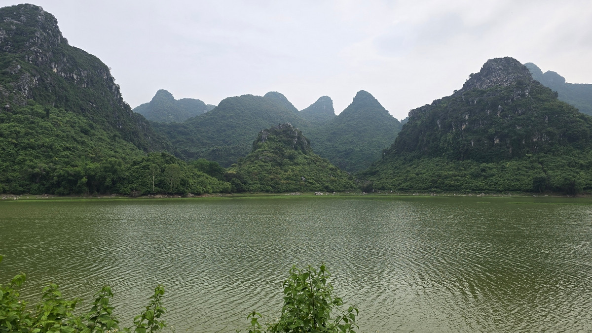Song, do hạ tầng giao thông trên địa bàn còn nhiều hạn chế, thiếu tính khớp nối; quy hoạch Khu du lịch nghỉ dưỡng Tuy Lai được phê duyệt từ lâu, nhưng chưa kêu gọi được nhà đầu tư… nên đến nay, tiềm năng du lịch hồ Tuy Lai vẫn chưa được đánh thức.