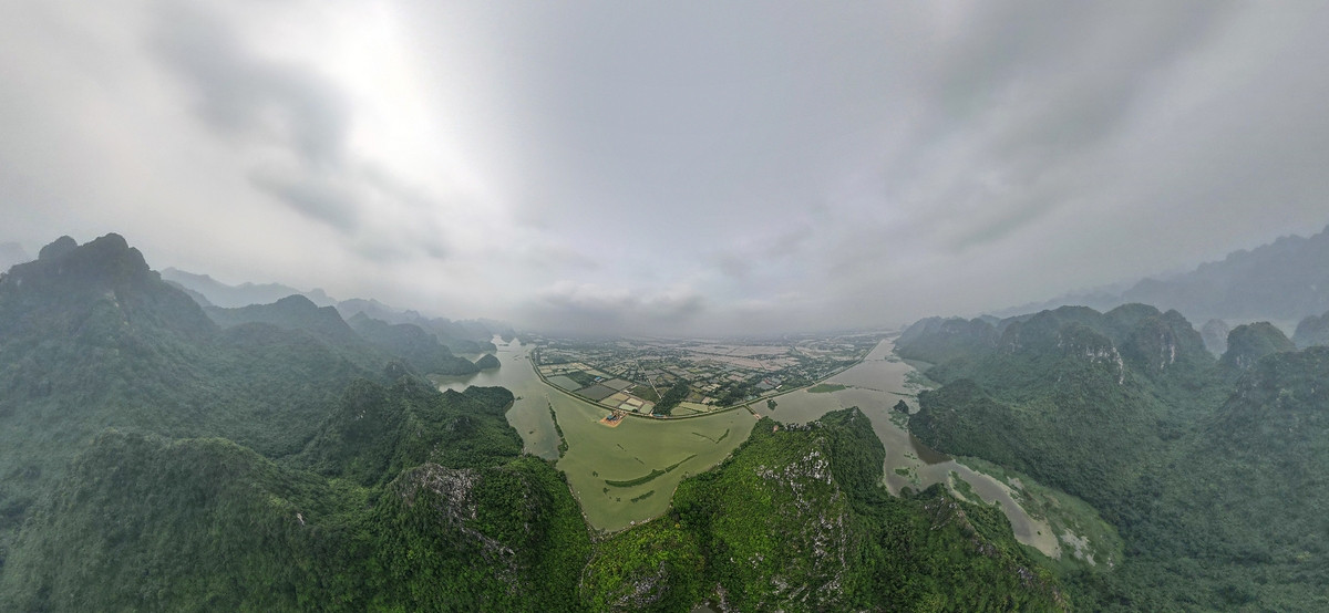 Nằm ở xã Tuy Lai (huyện Mỹ Đức, TP Hà Nội), nằm cách trung tâm Hà Nội 45 km, thuộc quần thể Tuy Lai rộng hơn 26 km2. Hồ có cảnh quan đa dạng với núi non, sông, đá vôi, hang động và thung lũng, tạo nên một bức tranh thủy mặc hữu tình.