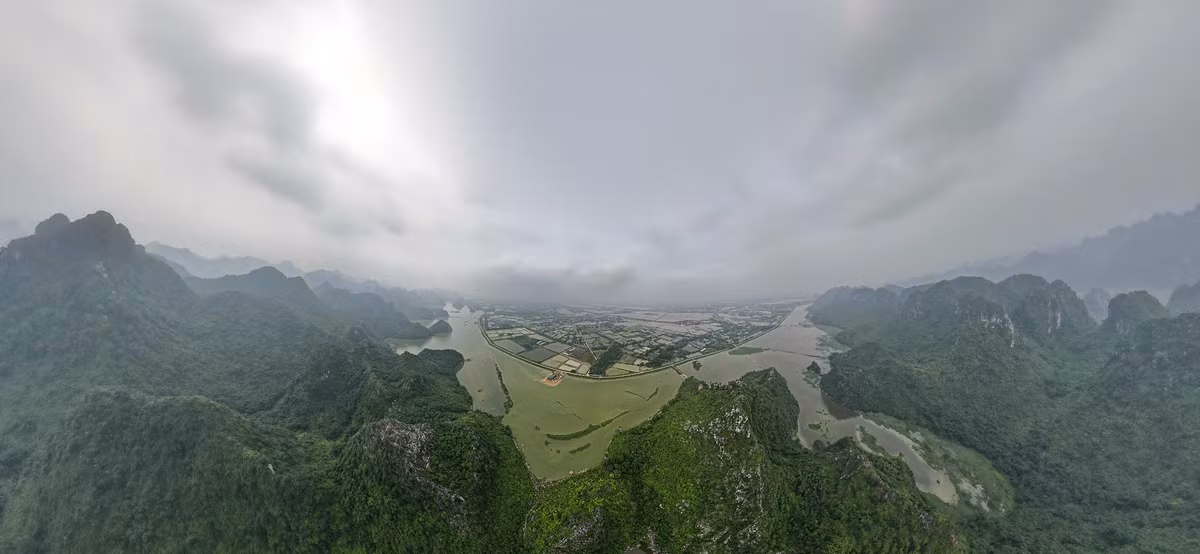 Nằm ở xã Tuy Lai (huyện Mỹ Đức, TP Hà Nội), nằm cách trung tâm Hà Nội 45 km, thuộc quần thể Tuy Lai rộng hơn 26 km2. Hồ có cảnh quan đa dạng với núi non, sông, đá vôi, hang động và thung lũng, tạo nên một bức tranh thủy mặc hữu tình.
