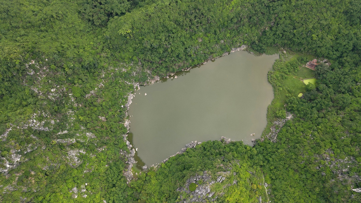 Cảnh quan của hồ bắt đầu từ thôn Thượng Xã, Thượng Lâm (Mỹ Đức) trải dài tới chân núi Hàm Long. Với cảnh quan rất đỗi hoang sơ không kém phần hùng vĩ xua tan những mệt mỏi sau những ngày dịch hay công việc bộn bề.