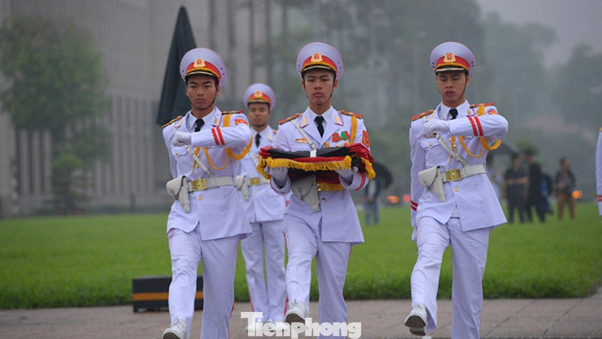 Chiến sĩ Đoàn 275 thuộc Bộ Tư lệnh bảo vệ Lăng Chủ tịch Hồ Chí Minh mang theo lá cờ được gắn dải băng tang thực hiện nghi thức treo cờ rủ, đánh dấu thời điểm diễn ra lễ Quốc tang đồng chí Khamtay Siphandone, nguyên Chủ tịch Đảng Nhân dân Cách mạng Lào, nguyên Chủ tịch nước, nguyên Thủ tướng Cộng hòa Dân chủ Nhân dân Lào.