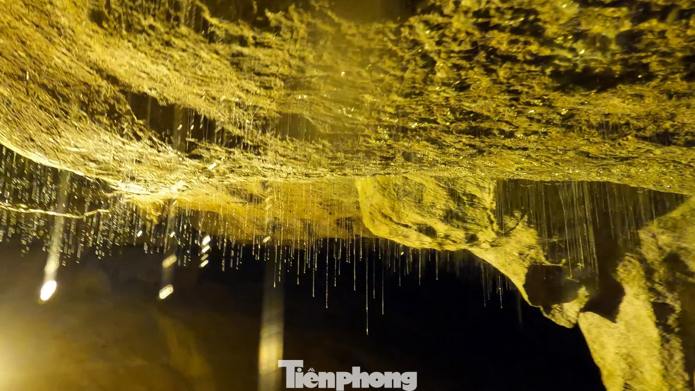 Nhiều khu vực, trần hang được trang trí bởi những sợi tơ nước mỏng manh, được tạo nên bởi hơi nước và những vật chất đặc biệt như canxi cacbonat và những vật chất đặc biệt được tạo nên từ túi đá vôi.