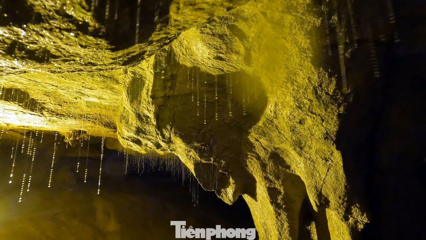 Nhiều khu vực, trần hang được trang trí bởi những sợi tơ nước mỏng manh, được tạo nên bởi hơi nước và những vật chất đặc biệt như canxi cacbonat và những vật chất đặc biệt được tạo nên từ túi đá vôi.