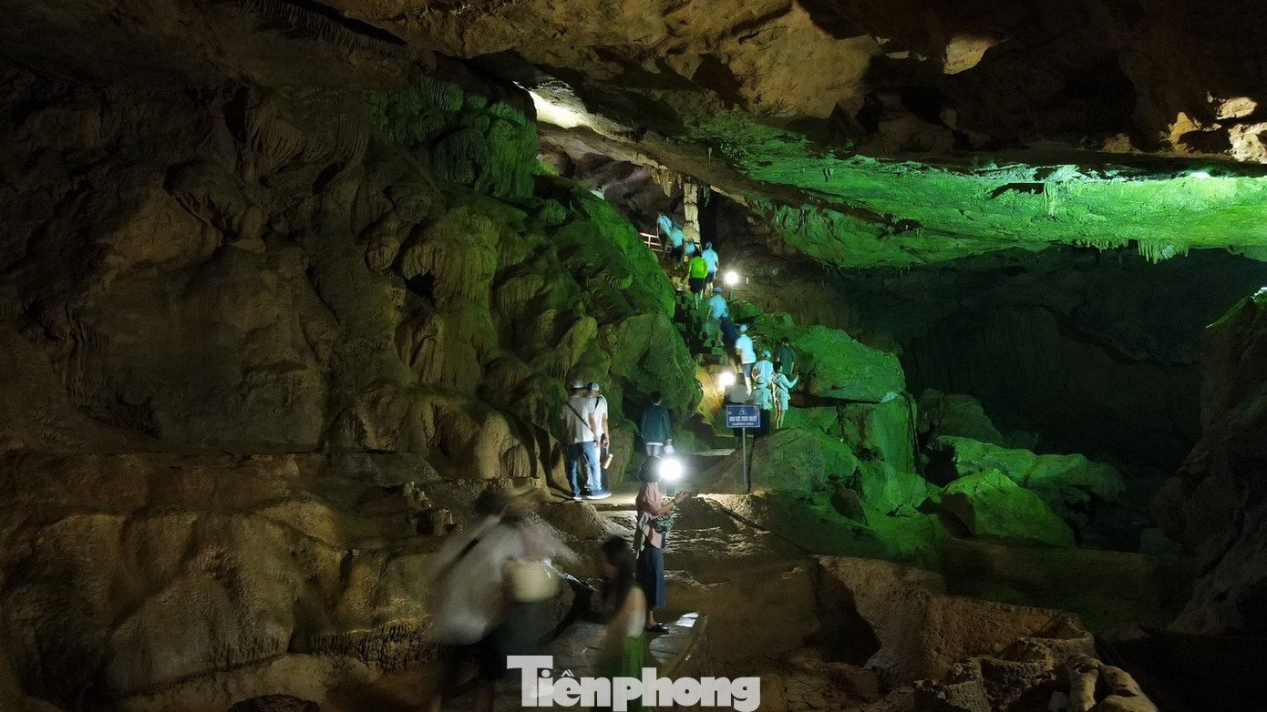 Bên cạnh đó, động Ngườm Ngao còn có nhiều suối nước trong veo chảy róc rách suốt ngày đêm, tạo nên bởi nước mưa và nước ngầm. Những suối nước này không chỉ tạo nên vẻ đẹp độc đáo cho động mà còn là nơi sinh sống của nhiều loài động vật.