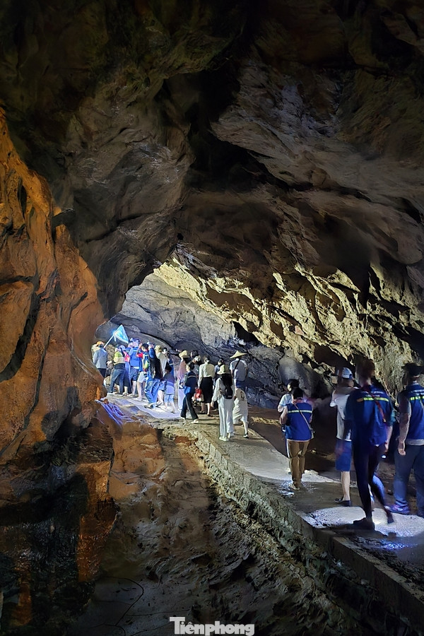 Bên trong động Ngườm Ngao, du khách sẽ được chiêm ngưỡng nhiều cảnh quan độc đáo và kỳ thú. Những khối thạch nhũ khổng lồ được hình thành qua hàng triệu năm, tạo nên những hình dạng độc đáo và kỳ thú.