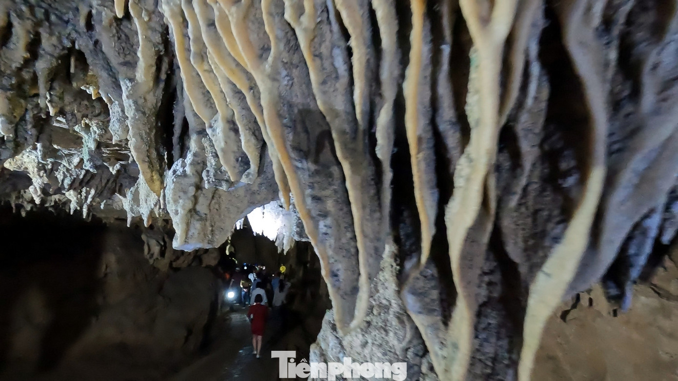 Tên gọi "Ngườm Ngao" theo tiếng địa phương có nghĩa là "động hổ", do động này từng là nơi cư trú của nhiều loài động vật hoang dã, trong đó có hổ.