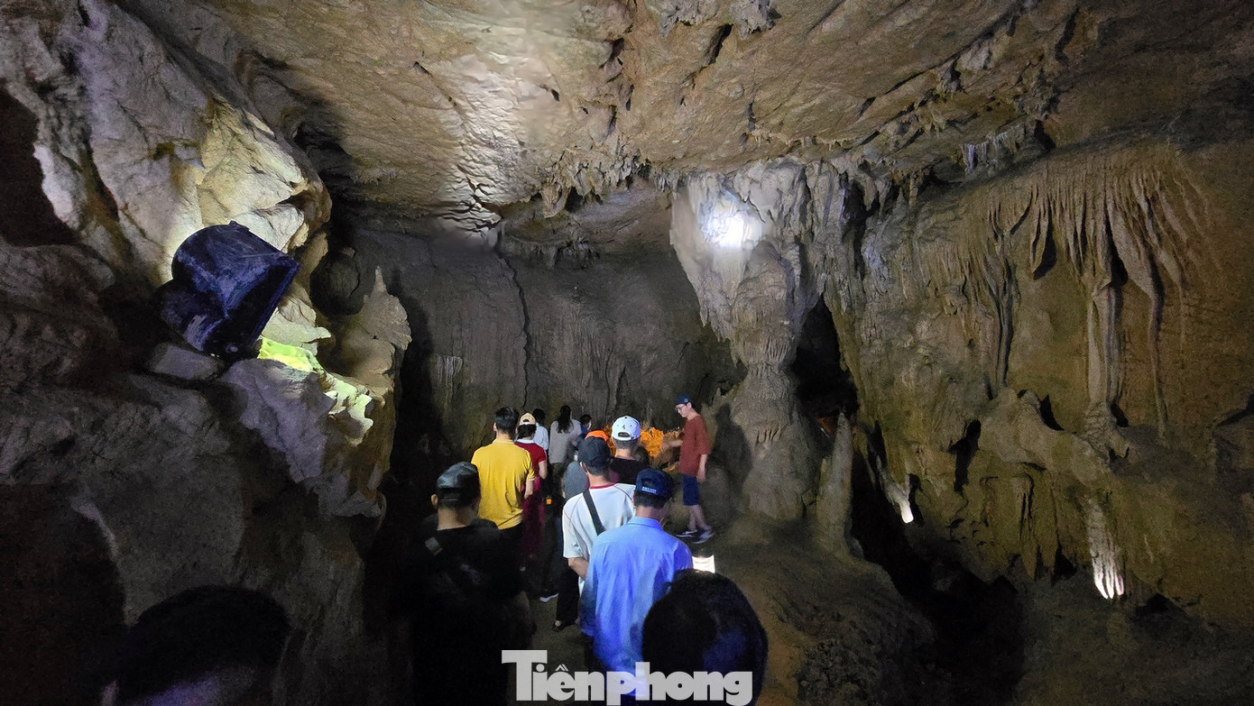 Động Ngườm Ngao nằm ở xã Đàm Thủy, huyện Trùng Khánh, tỉnh Cao Bằng, cách thành phố Cao Bằng khoảng 40km về phía Đông Bắc. Động được hình thành từ đá vôi và có chiều dài khoảng 2.144m.