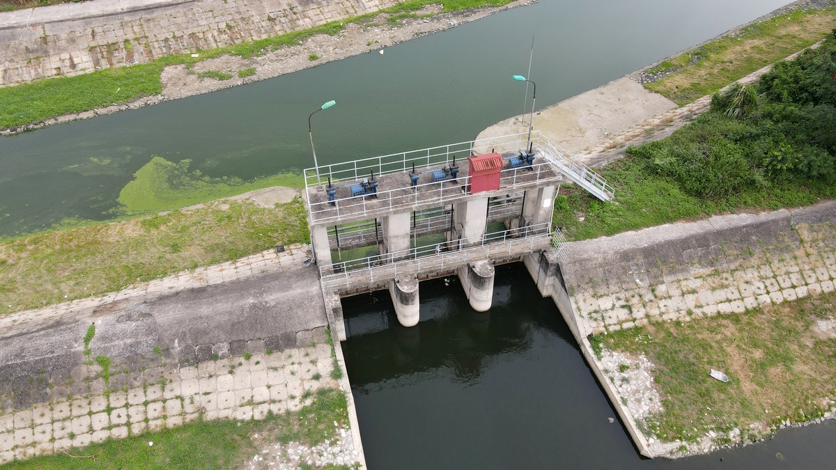 Hệ thống tiêu thoát nước của Hà Nội hiện nay gồm các kênh mương, cống ngầm, hồ nội đô, kênh thoát nước ngoại thành và các trạm bơm tiêu cục bộ. Đây là những đầu mối chính đảm nhiệm việc tiêu thoát nước mưa cho khu vực đô thị.