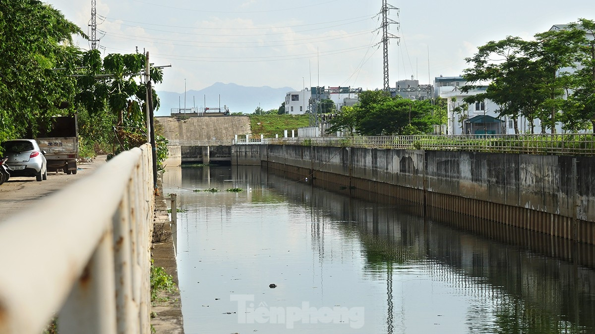 Bên cạnh những trạm bơm phục vụ tiêu úng còn có những cống thuộc dự án được đầu tư xây dựng nhằm thoát nước, chống ngập cho TP Hà Nội.