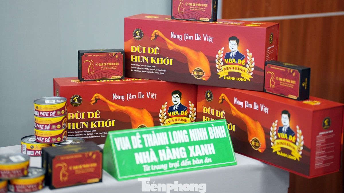 Một số sản phẩm dược liệu và nông nghiệp được giới thiệu tại không gian nơi diễn ra hội thảo.