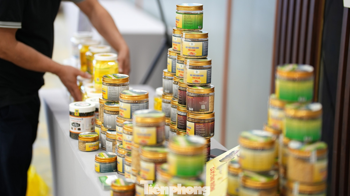 Một số sản phẩm dược liệu và nông nghiệp được giới thiệu tại không gian nơi diễn ra hội thảo.
