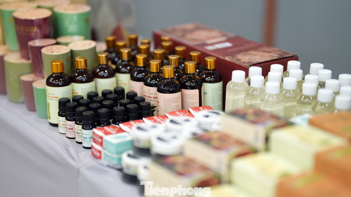 Một số sản phẩm dược liệu và nông nghiệp được giới thiệu tại không gian nơi diễn ra hội thảo.