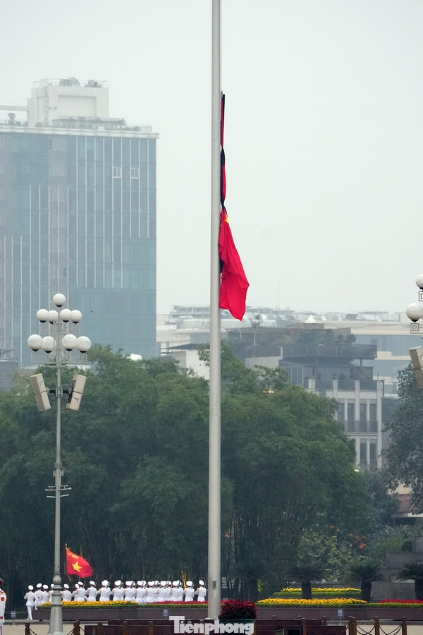 Trong thời gian này, các cơ quan, công sở trong phạm vi cả nước và các cơ quan đại diện của Việt Nam tại nước ngoài treo cờ rủ, có dải băng tang như quy định; không tổ chức các hoạt động vui chơi, giải trí công cộng.
