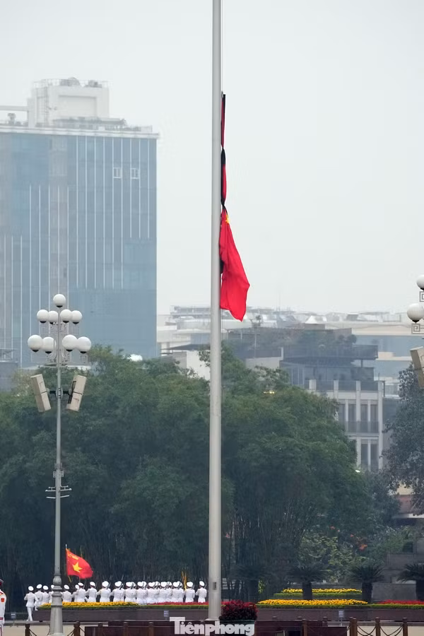 Trong thời gian này, các cơ quan, công sở trong phạm vi cả nước và các cơ quan đại diện của Việt Nam tại nước ngoài treo cờ rủ, có dải băng tang như quy định; không tổ chức các hoạt động vui chơi, giải trí công cộng.