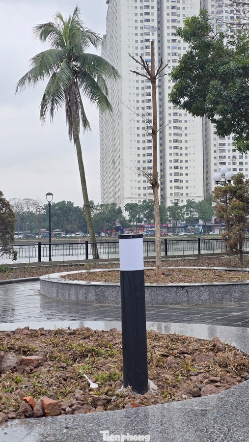 Bên trong công viên, cảnh quan đã thay đổi hoàn toàn, hệ thống đường đi bộ sạch đẹp, uốn lượn ven hồ Linh Đàm được lát lại bằng đá tự nhiên chống trơn trượt. Khu vực bờ kè ven hồ được gia cố chắc chắn và dọn dẹp triệt để rác thải.