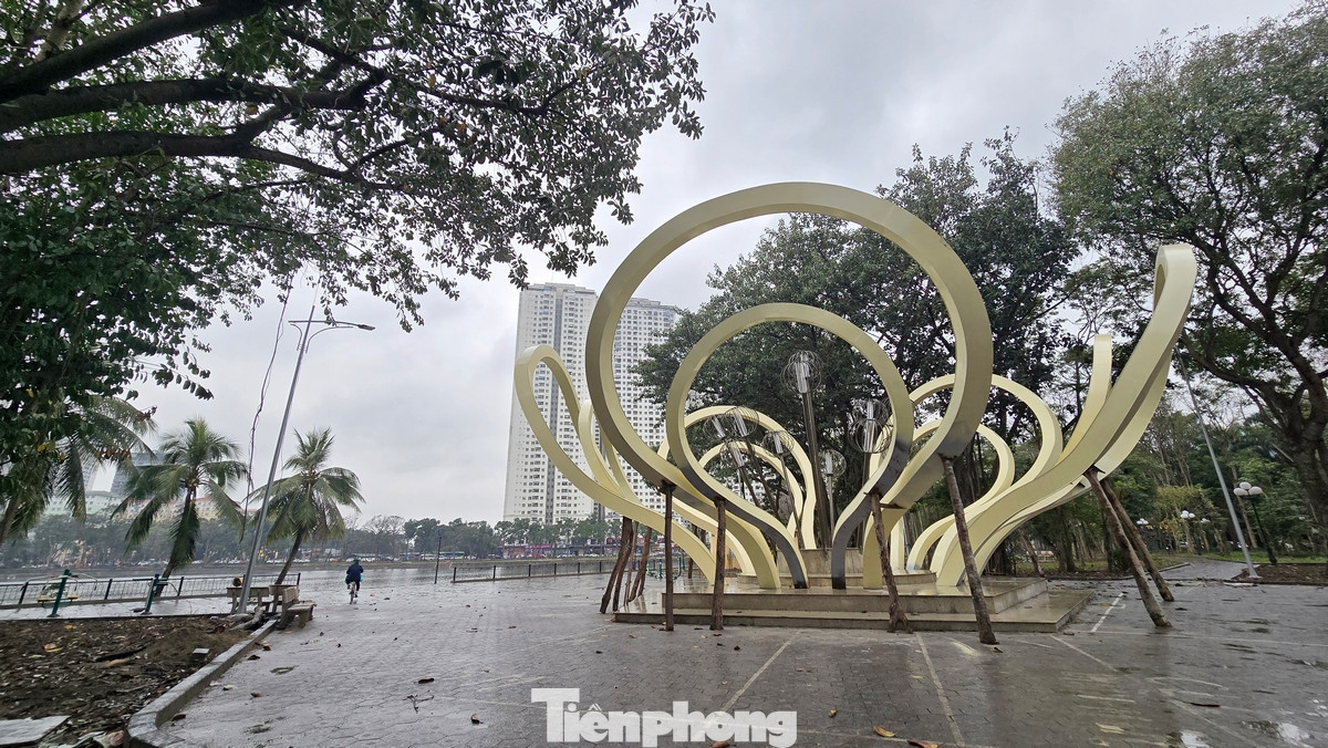 Công viên Bắc Linh Đàm (quận Hoàng Mai, Hà Nội) từng là biểu tượng của không gian xanh giữa lòng Thủ đô, nơi người dân tìm đến để thư giãn, vui chơi và tận hưởng không khí trong lành.