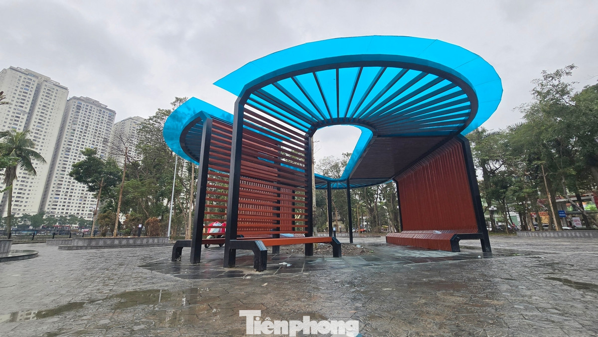 Ngoài ra, hệ thống đèn chiếu sáng cũng được nâng cấp toàn diện, công trình sử dụng đèn năng lượng mặt trời hiện đại, phân bố đều khắp công viên, đảm bảo ánh sáng vào ban đêm mà vẫn tiết kiệm năng lượng.