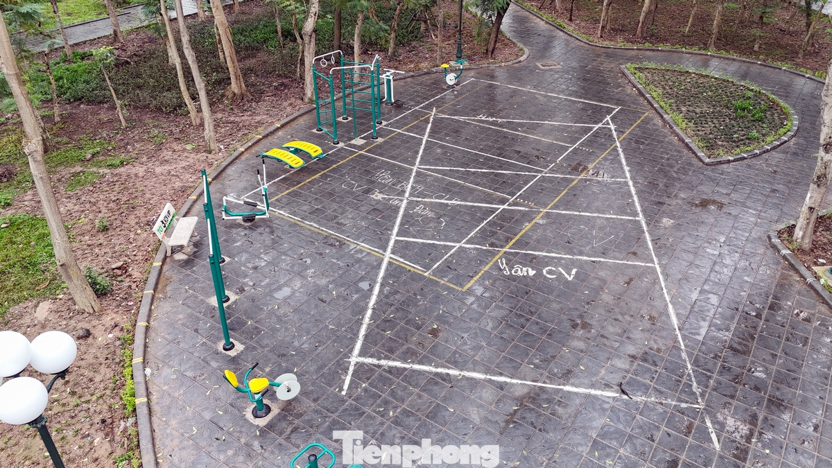 Khu vực thể thao ngoài trời được bổ sung với các máy tập như xe đạp cố định, máy đi bộ trên không, phù hợp với người cao tuổi.