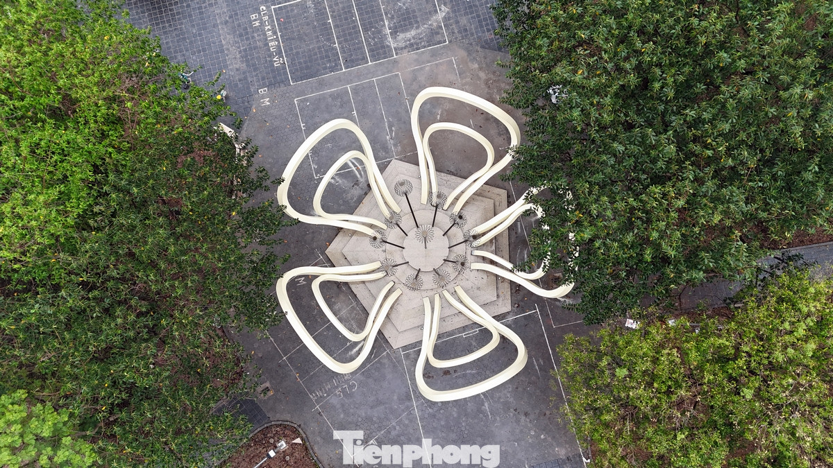 Điểm nhấn đáng chú ý trong diện mạo mới là khu vực ghế ngồi được thiết kế sáng tạo với mái che hình cánh hoa cách điệu. Những chiếc ghế đá cũ kỹ, trơ khung sắt nay được thay bằng ghế gỗ composite thân thiện với môi trường, kết hợp mái che chống nắng mưa, mang đến sự thoải mái cho người dân khi nghỉ ngơi.