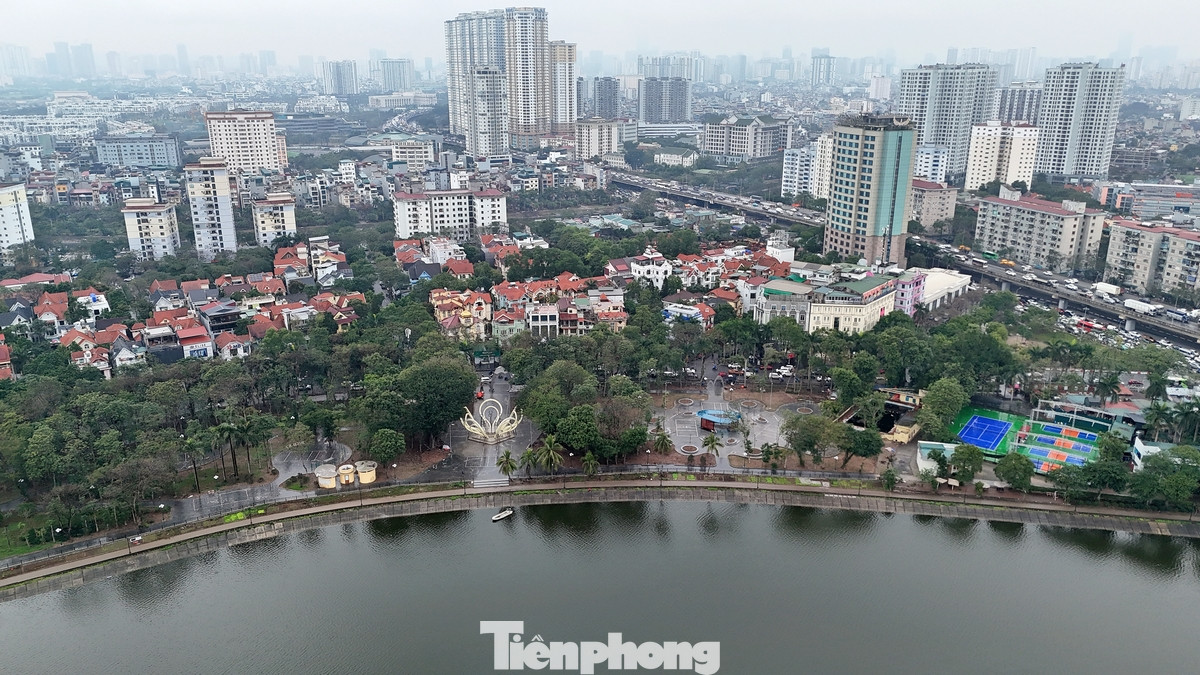 Tuy nhiên, sau hơn 20 đi vào hoạt động, công viên Bắc Linh Đàm xuống cấp nghiêm trọng: cổng chính hoen gỉ, đèn chiếu sáng hỏng, khu vui chơi trẻ em bị bỏ hoang. Trước thực trạng trên, người dân địa phương và chính quyền đã không ngừng kêu gọi cải tạo, nâng cấp để trả lại vẻ đẹp vốn có cho công viên.
