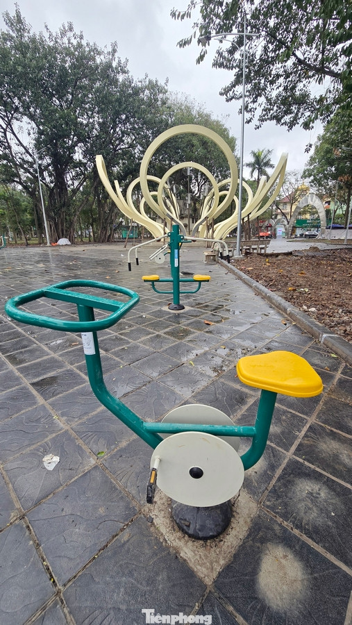 Bên trong công viên, cảnh quan đã thay đổi hoàn toàn, hệ thống đường đi bộ sạch đẹp, uốn lượn ven hồ Linh Đàm được lát lại bằng đá tự nhiên chống trơn trượt. Khu vực bờ kè ven hồ được gia cố chắc chắn và dọn dẹp triệt để rác thải.