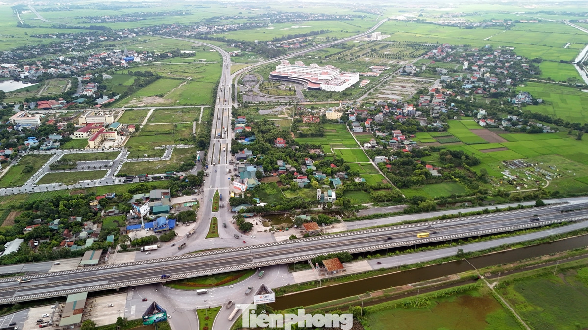 Cơ sở 2 của Bệnh viện Bạch Mai nằm sát đường cao tốc Pháp Vân - Cầu Giẽ và QL21B nối liền Hà Nam - Nam Định.