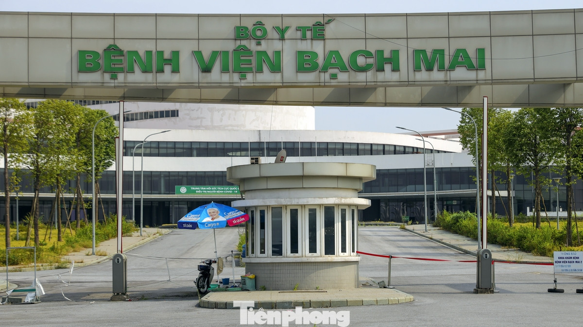 Tháng 10/2018, Bệnh viện đã khánh thành phòng khám bệnh đa khoa nhưng đến tháng 3/2019, phòng khám này mới chính thức đón tiếp bệnh nhân. Sau một năm hoạt động, bệnh viện Bạch Mai cơ sở 2 lại thông báo tạm dừng tiếp nhận người bệnh.