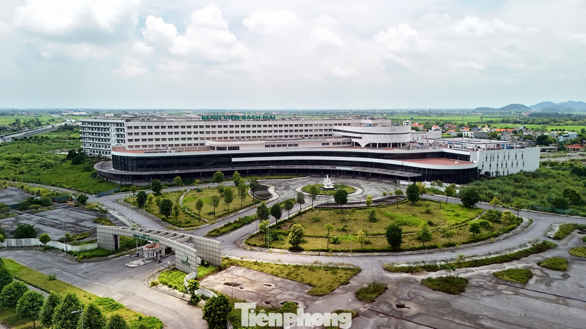 Bệnh viện Bạch Mai cơ sở 2 khang trang, bề thế nhưng im lìm như một dự án bỏ hoang khiến nhiều người xót xa.